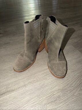 Toms Brown Suede Ankle Booties with Stacked Heel Sz 5 EUC